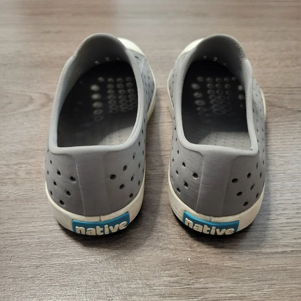 Native Jefferson Kids Gray White Slip On Water Shoes Sneakers Casual SIze J1